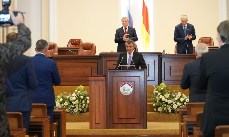 Юрий Чайка поздравил Сергея Меняйло с избранием и вступлением в должность Главы Республики Северная Осетия-Алания